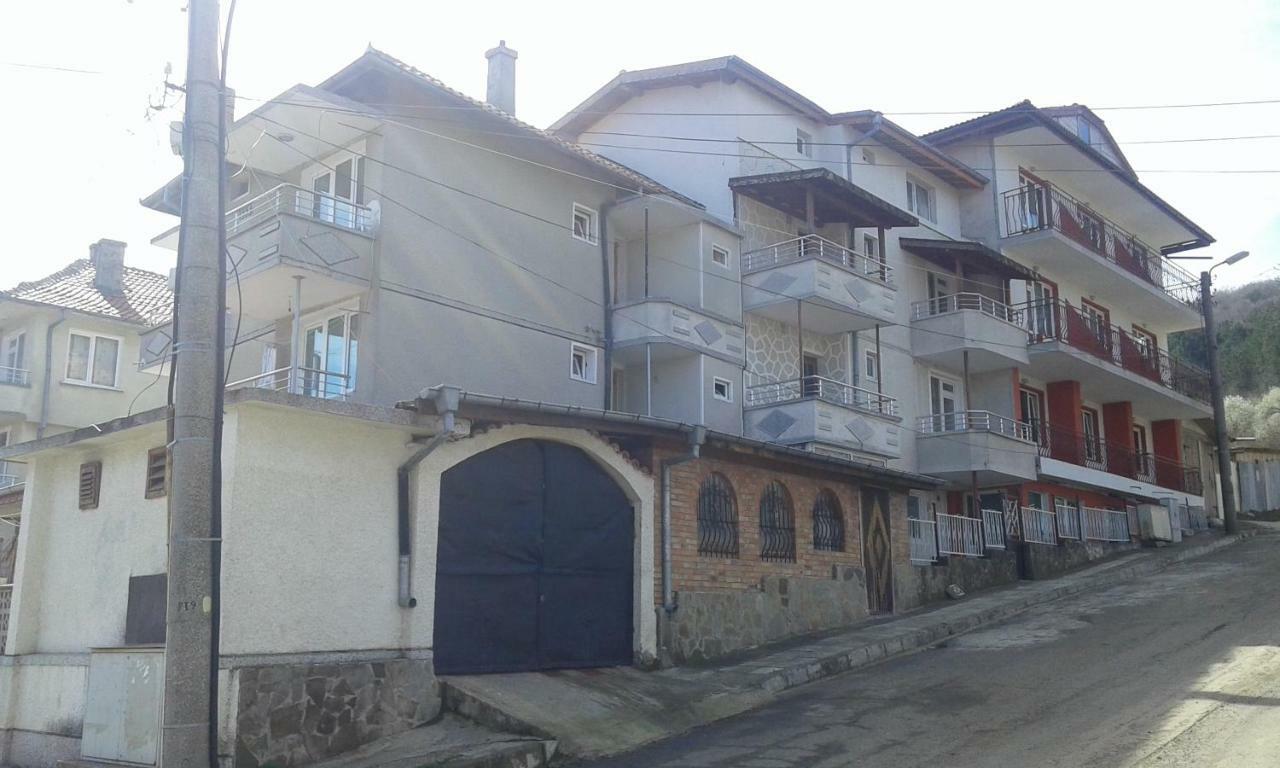 На Гости При Силвия Obzor Esterno foto